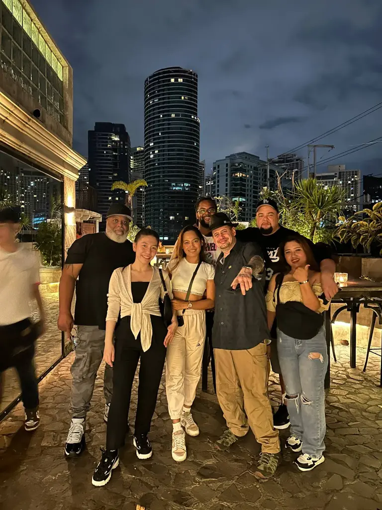 Makati: Rooftop Bar Hopping Tour with Venus